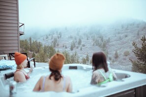 Outdoor spa tub - Mountain Retreat : 5 acres : Hot Tub : Fire Pit : Views (Colorado Springs)