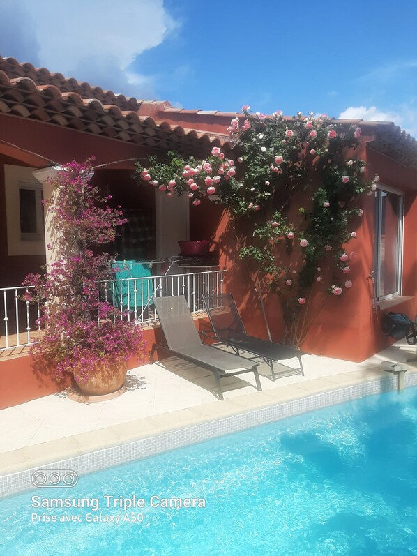 Outdoor pool, a heated pool - Secure villa near lecques and la madrague (Saint-Cyr-sur-Mer)