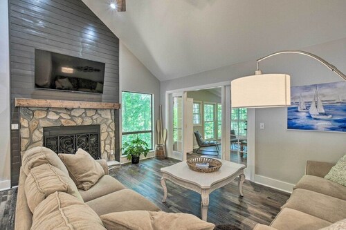 Resort Access - Lake - Pools -Pickleball - Gym. Spacious townhome for groups