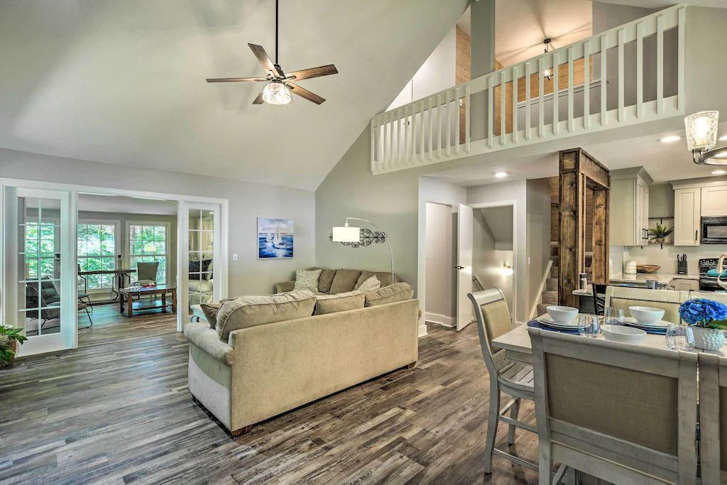 Smart TV, chimenea y libros 