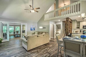 スマートテレビ、暖炉、書庫