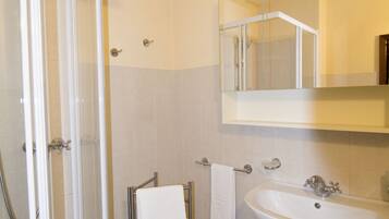 Dusche, Haartrockner, Bidet, HandtĂŒcher