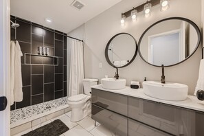 Combined shower/bathtub - Spacious Modern Rowhome in Quirky Hampden (Baltimore)