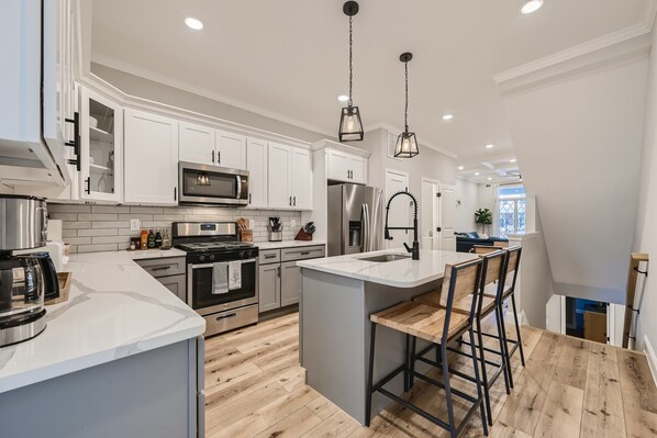 Private kitchen - Spacious Modern Rowhome in Quirky Hampden (Baltimore)