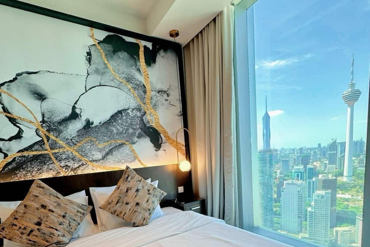 Premium Three Bedroom with KLCC View | Ropa de cama de alta calidad y edredones de plumas