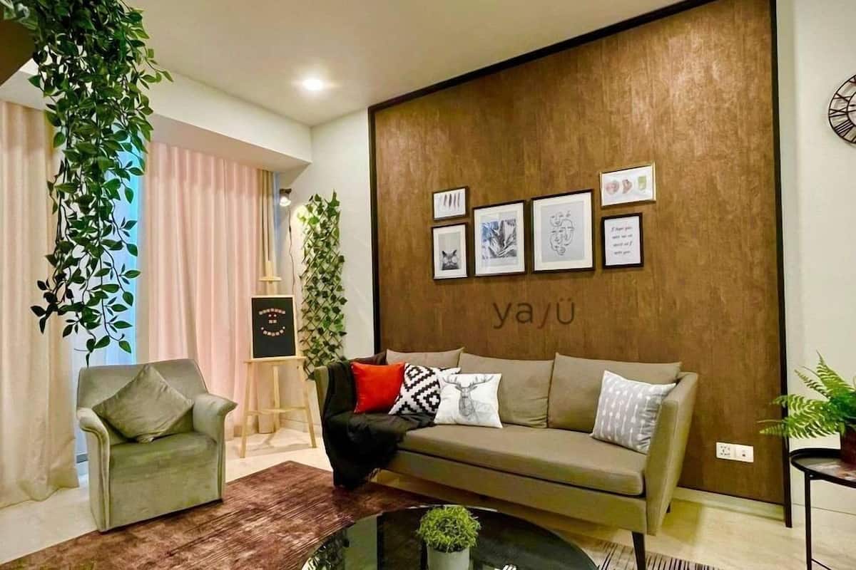Suite, 1 habitación, vistas a la ciudad | Zona de estar | Televisión LED de 32 pulgadas con canales por cable