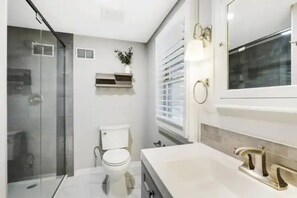 Combinazione doccia/vasca, asciugacapelli, asciugamani, sapone