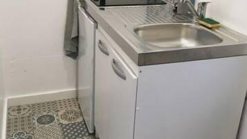 KĂŒhlschrank, Mikrowelle, Wasserkocher, Kochgeschirr/Geschirr/Besteck
