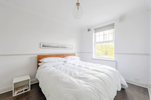 Basic-Apartment, 1 King-Bett und Schlafsofa | 1 Schlafzimmer, laptopgeeigneter Arbeitsplatz, Bügeleisen/Bügelbrett