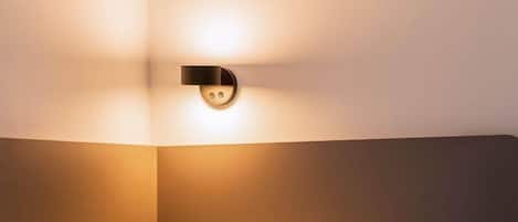 Escritorio, sistema de insonorización, wifi gratis y ropa de cama