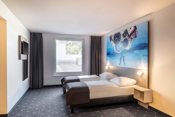 Twin Room | Desk, soundproofing, WiFi (free), bed sheets