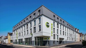 A modern hotel with a flat roof, large windows, and a prominent B&B logo. - B&B Hotel Villingen-Schwenningen (Villingen-Schwenningen)
