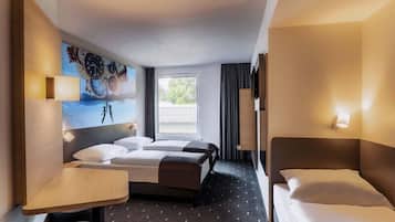 Triple Room | Desk, soundproofing, WiFi (free), bed sheets
