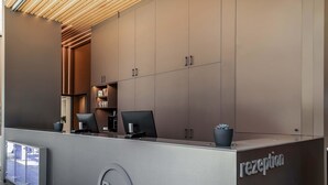 A B&B hotel reception desk with a modern design, featuring a logo, a reception area, and a counter. - B&B Hotel Villingen-Schwenningen (Villingen-Schwenningen)