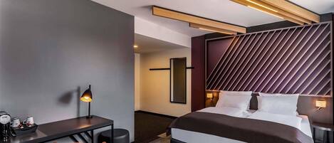 Escritorio, insonorización, wifi gratis y ropa de cama