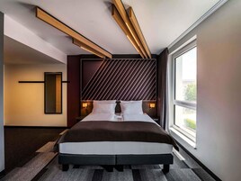 Desk, soundproofing, free WiFi, bed sheets