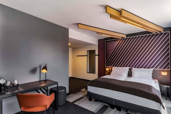 Una scrivania, insonorizzazione, Wi-Fi gratuito, lenzuola