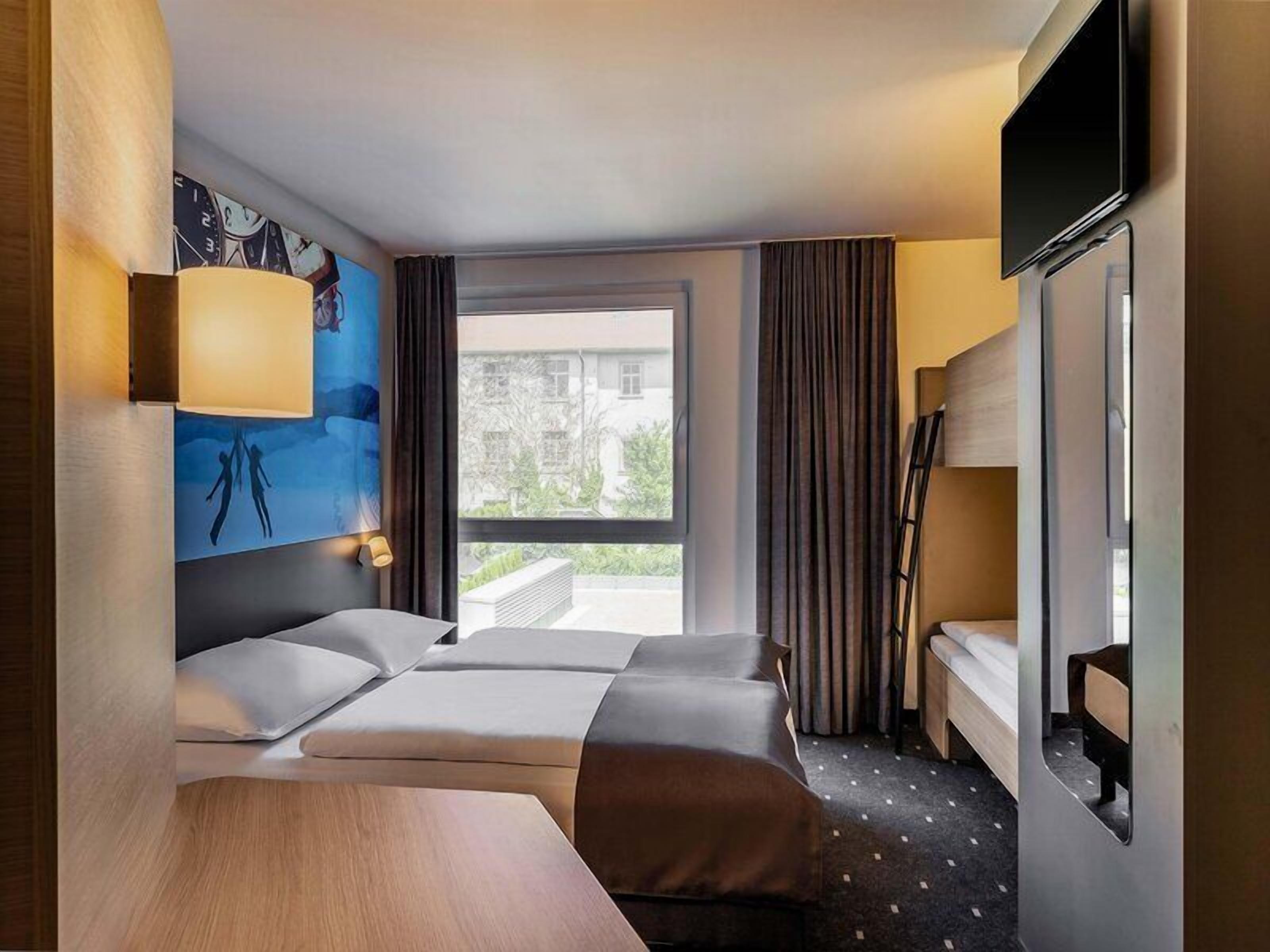 Quadruple Room | Desk, soundproofing, free WiFi, bed sheets