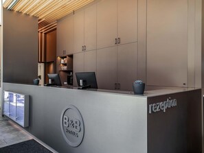 办公桌、隔音、免费 WiFi、床单