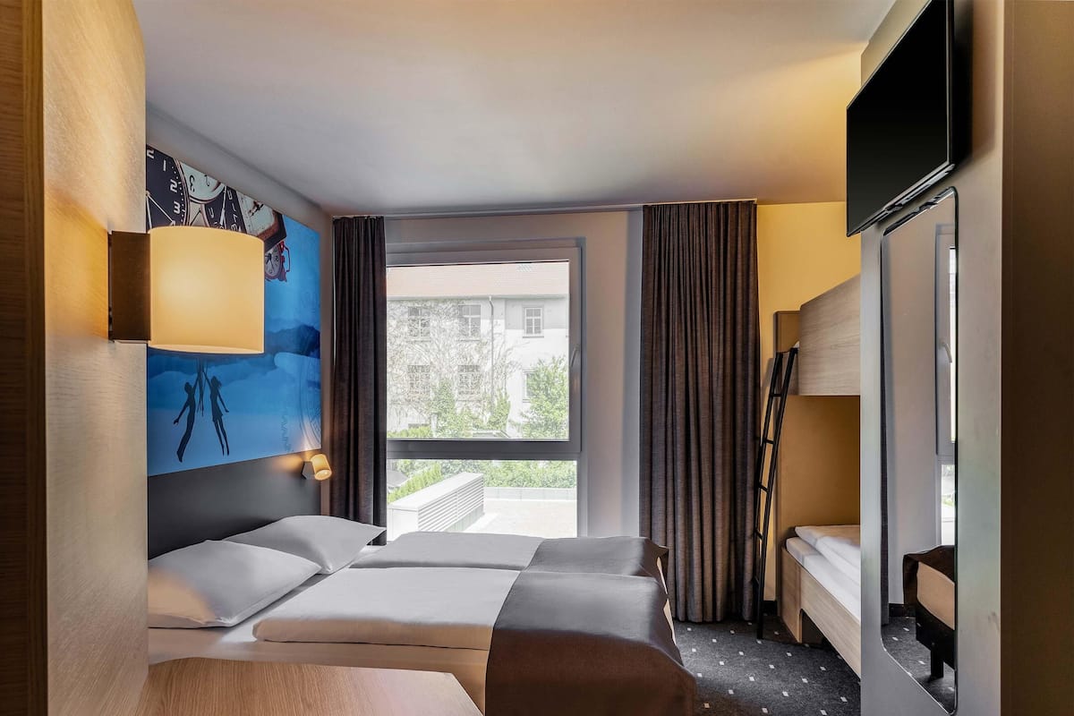 Quadruple Room | Desk, soundproofing, free WiFi, bed sheets