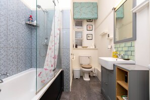 Basic Apartment, Multiple Beds | Bathroom | Towels, soap, shampoo, toilet paper - Central 2 Bedroom Apartment Near Old Street (London)