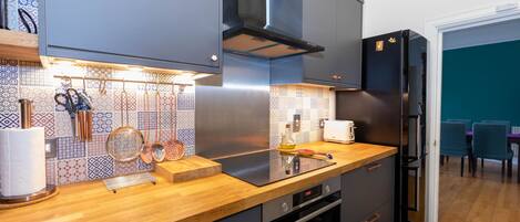 Departamento básico, varias camas | Cocina privada | Refrigerador, microondas, horno y parrilla de estufa