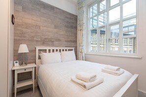 Apartamento básico, varias camas | 2 dormitorios, tabla de planchar con plancha, ropa de cama