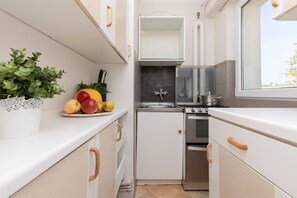 Microwave, electric kettle, cookware/dishes/utensils, dining tables - Warsaw Apartment Kasprowicza by Renters (Warsaw)