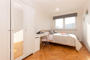 2 bedrooms, cribs/infant beds, bed sheets - Warsaw Apartment Kasprowicza by Renters (Warsaw)