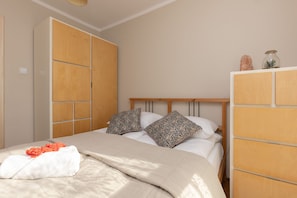 2 bedrooms, cots/infant beds, bed sheets