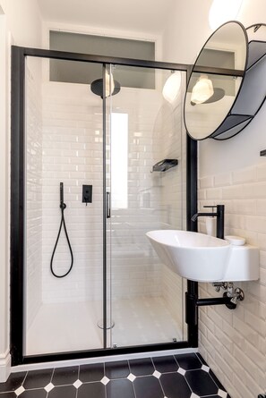 Dusche, Haartrockner, Bidet, Handtücher