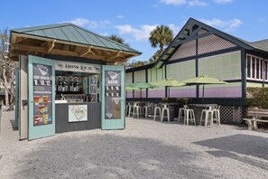 A tasting booth with a green roof and a sign advertising wine smoothies and beer. - Xanadu 2 bedroom condo w/ Pool, Tennis walk to Beach, Coligny Celebration Park! (Hilton Head Island)
