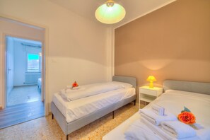 Familienvilla, 3 Schlafzimmer, Bergseite (Villa Panorama with private pool) | 3 Schlafzimmer, Bügeleisen/Bügelbrett, kostenloses WLAN, Bettwäsche