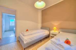 Familienvilla, 3 Schlafzimmer, Bergseite (Villa Panorama with private pool) | 3 Schlafzimmer, Bügeleisen/Bügelbrett, kostenloses WLAN, Bettwäsche