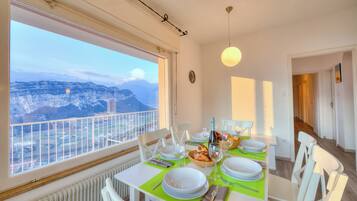 Villa familiar, 3 habitaciones, balcón, junto a la montaña (Villa Panorama with private pool) | Restauración