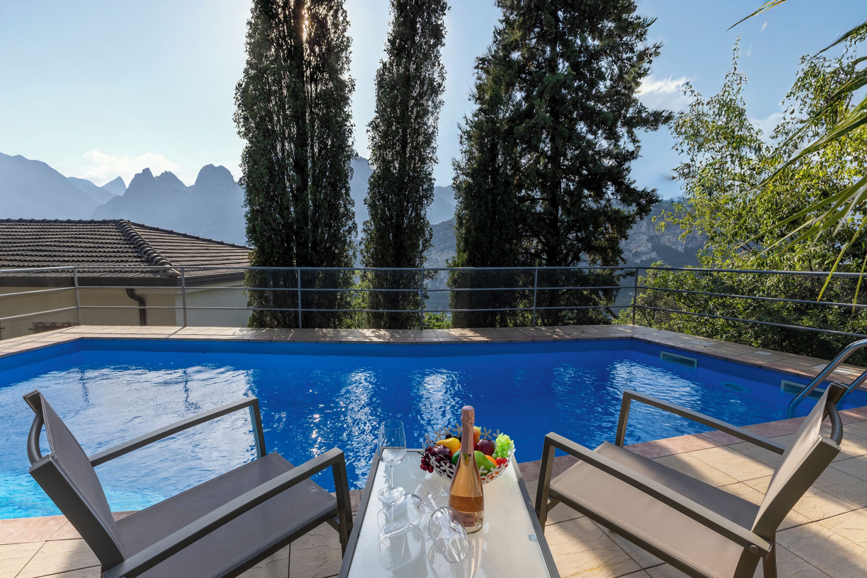 Familjevilla - flera sovrum - intill bergen (Villa Panorama with private pool) | Pool | En säsongsöppen utomhuspool