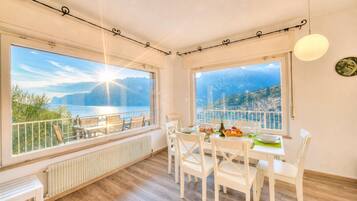 Villa familiar, 3 habitaciones, balcón, junto a la montaña (Villa Panorama with private pool) | Restauración
