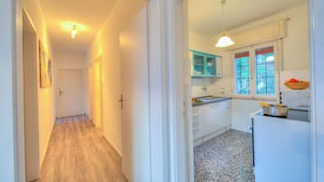 Familie villa, meerdere slaapkamers, uitzicht op gebergte (Villa Panorama with private pool) | Privékeuken | Een koelkast, een microgolfoven, een oven, een kookplaat