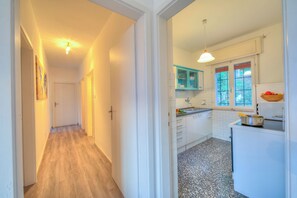 家庭別墅, 多間臥室, 山間 (Villa Panorama with private pool) | 私人廚房 | 電冰箱、微波爐、烤箱、爐台