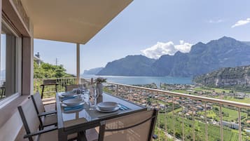 Familienvilla, 3Â Schlafzimmer, Balkon, Bergseite (Villa Panorama with private pool) | Speisen im Freien