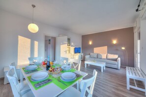 Family Villa, Multiple Bedrooms, Mountainside (Villa Panorama with private pool) | Tempat makan