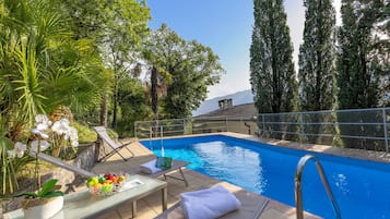 Een seizoensgebonden buitenzwembad