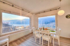 Villa familiar, varias habitaciones, junto a la montaña (Villa Panorama with private pool) | Vista al lago