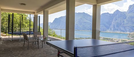 Familienvilla, Mehrere Schlafzimmer, Bergseite (Villa Panorama with private pool) | Speisen im Freien