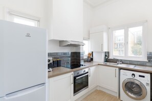 Fridge, oven, stovetop, coffee/tea maker - Lovely, modern & spacious 1-bed flat central Hove (Hove)