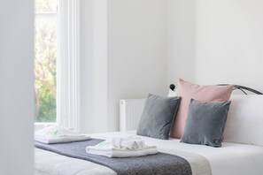 2 bedrooms, iron/ironing board, free WiFi, bed sheets - Lovely, modern & spacious 1-bed flat central Hove (Hove)