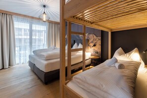 Apartment with 3 Bedrooms 3B | Hypo-allergenic bedding available, in-room safe, laptop workspace
