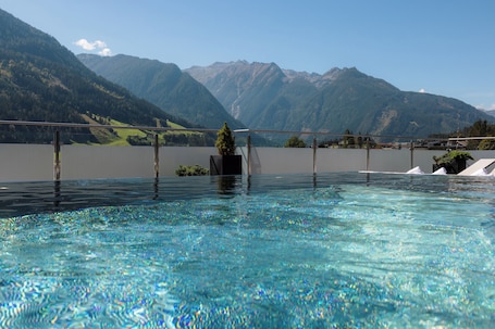 2 indoor pools, outdoor pool, open 8:00 AM to 9:00 PM, sun loungers
