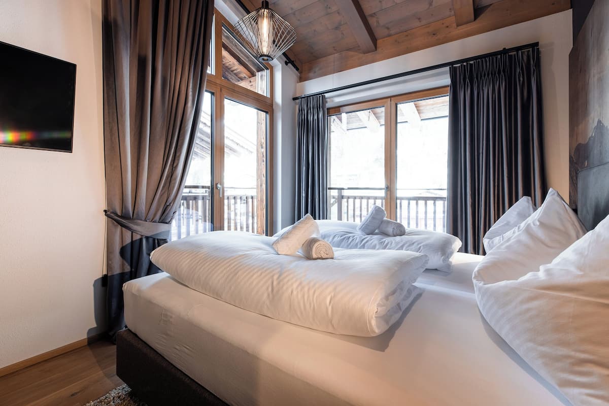 3 bedrooms, hypo-allergenic bedding, in-room safe