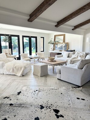 Smart TV, caminetto, tavolo da calcetto, impianto stereo